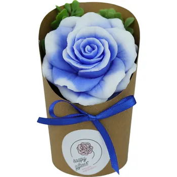 umělá květina Modro bílá mýdlová růže v papírovém kornoutku