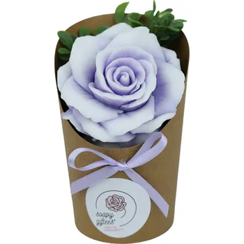 umělá květina Mýdlová bílá růže s fialovým nádechem v papírovém kornoutku