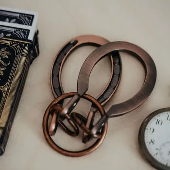 Hlavolam Horseshoe buckle (podkovy) - hlavolam vysvobození kroužku z podkov