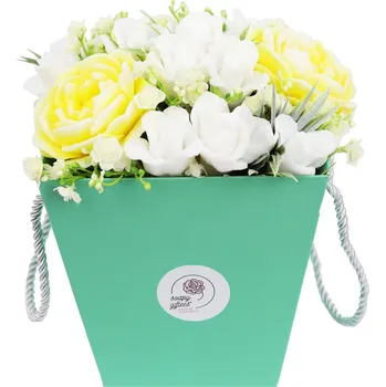 umělá květina Mýdlová kytice žlutých pivoněk a bílých peruánských lilií - kytice ve flowerboxu