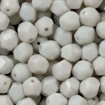 Korálek CZ Korálek broušený BRAMBORA 10/8mm bílá mléčná