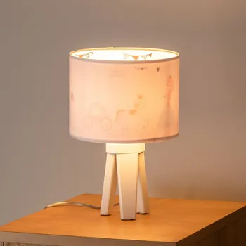 Lampička Maco Design Dětská stolní lampa Mathilde, trojnožka - Výška stínidla 17 cm; Ø podstavec 10 cm; délka kabelu 180 cm bílá, barevná 1 x 60 W - Doprava zdarma