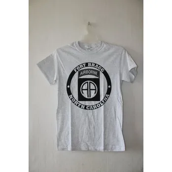 Gildan Triko, tričko s potiskem FORT BRAGG krátký rukáv - šedé Velikost: S