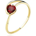 Prsten ze žlutého 14K zlata - červené granátové srdíčko, asymetrická ramena - Velikost: 59