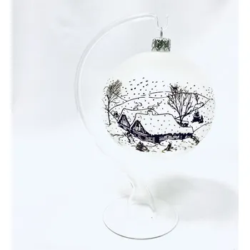 Vánoční ozdoba Irisa Vánoční baňka se stojánkem, ZASNĚŽENÁ CHALOUPKA dekor bílá ( velikost 10 cm ) 10 cm bílá