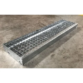 Terasové prkno Lisovaný schodišťový stupeň 30x30/20x1,5 žárový zinek 0,27x0,9 m