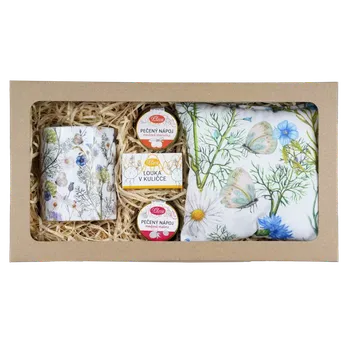 Dárkový potravinový koš Pleva dárková sada Luční snění - Pečený čaj Medová malina 60 ml, Pečený nápoj Medová meruňka 60 ml, Prémiový bylinný polštářek na dobrý spánek luční kvítí 17 x 17 cm, semínkové kuličky Louka v kuličce 1 balení - 6 ks, hrníček s motivem lučního kvítí - 250