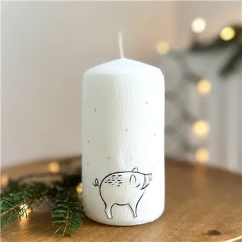 Vánoční dekorace Bílá svíčka s dekorem divočáka