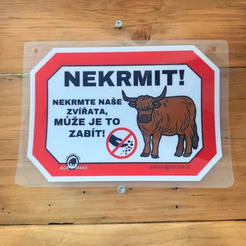 Výstražná tabulka Nekrmit - skot V4