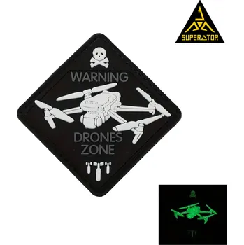 pomocná karabina Varování drony. Svítící plastová nášivka na suchý zip, PVC 3D Velcro Patch. 6 x 6 cm. Dron. Barva: Černá