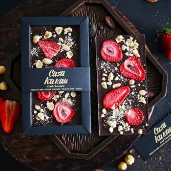 Čokoláda CASA KAKAU Veganská řemeslná čokoláda s jahodami a lískovými oříšky 70 g