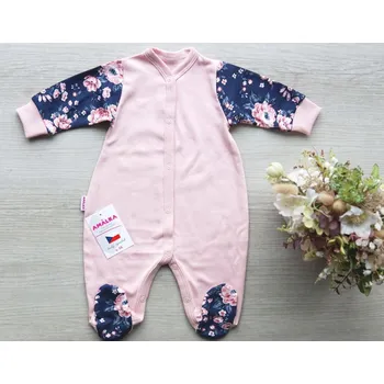 Kojenecký overall AMÁLKA Bavlněný overal pudrově růžový, tmavé květy Velikost: 62