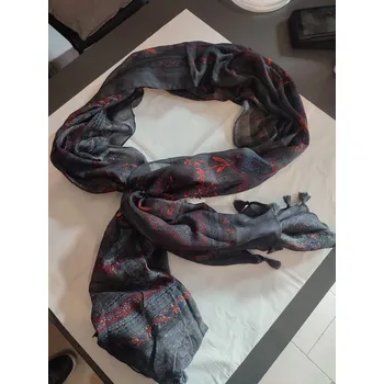 Šála Šála s třásněmi Barva: Černá