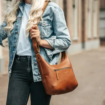 Kabelka The Chesterfield Brand Kožená hobo kabelka přes rameno / crossbody Arlette C48.129231 koňaková