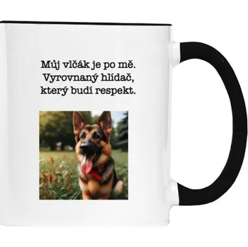 Hrnek malý barevný s potiskem Vlčák nás hlídá