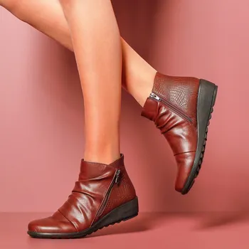 Dámská zimní obuv Kotníkové boty s efektem krokodýlí kůže, na klínové podrážce bordó 40