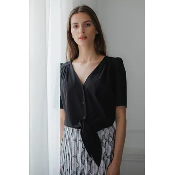 Krátká jednoduchá halenka s výstřihem do V L081 Barva: Černá, Velikost: M