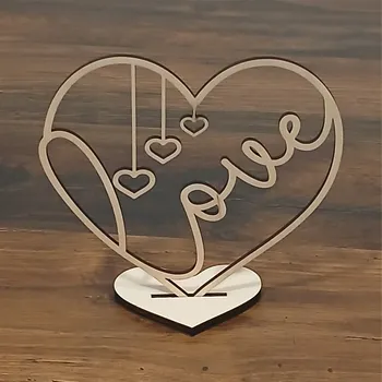 Dřevěné srdce s nápisem LOVE