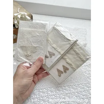 Pod Rukama Přání malé z ručního papíru - svatební Barevnost: dvě srdíčka