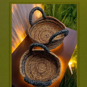 Sada ručně vyráběných košíků z banánových listů a rafiie - kulaté, černé