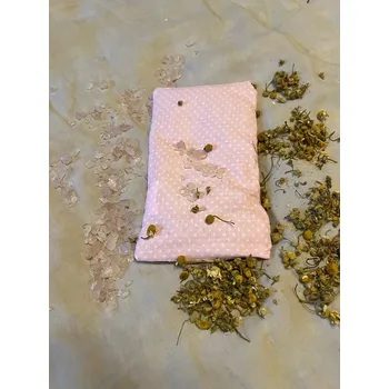 Dekorativní polštářek RV studio Louny s.r.o. Relaxační polštářek na oči s růženínem a heřmánkem