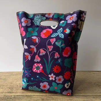 Jídlonosič Obědová taška velká - fialová s barevnými květy Magsbags.cz