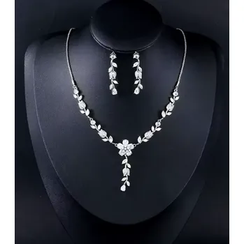 Souprava šperků B-TOP Elegantní souprava se zirkonovým květem a lístky Druh barvy: Stříbrná