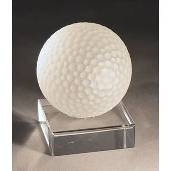 Golfový míček na podstavci