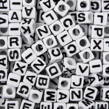 Dětské navlékací korálky Manumi Bílý mix plastových korálků 7 mm s písmeny