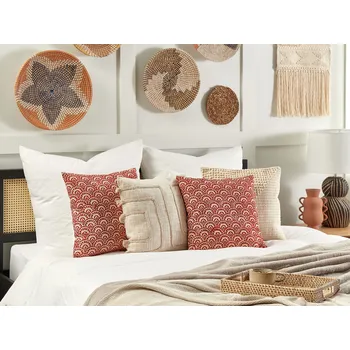 Dekorativní polštářek Sada 2 Dekorativní polštář Červená krémová bílá Bavlna Geometrický vzor 45 x 45 cm retro Dekorace doplňky Beliani