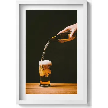 Obraz Obraz v bílém rámu dekorace na zeď Nalévání piva do korbelu 40x60 cm