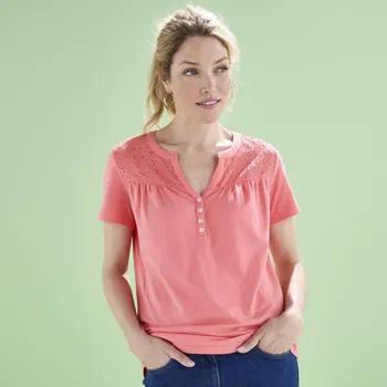 Tričko s výstřihem na knoflíčky, krátkými rukávy a madeirou korálová 56