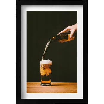 Obraz Elegantní obraz do obýváku v černém rámu Nalévání piva do půllitru 20x30 cm
