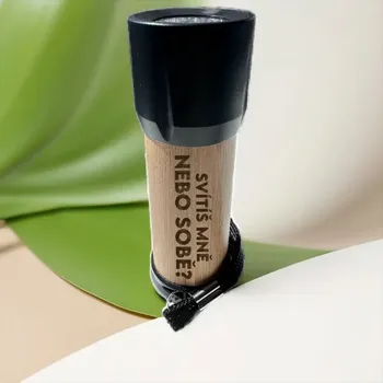 Žertovný předmět Svítíš mně nebo sobě? - dřevěná baterka s gravírováním