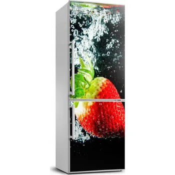 Fototapeta Samolepka na ledničku Jahoda pod vodou na míru