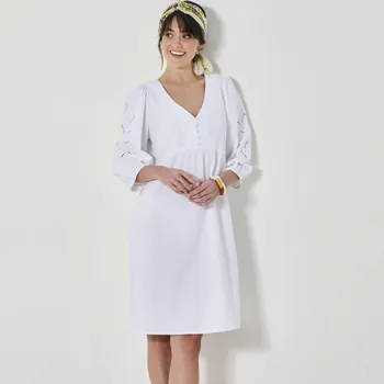 Dámské šaty Jednobarevné krátké rozšířené šaty s výšivkou bílá 48