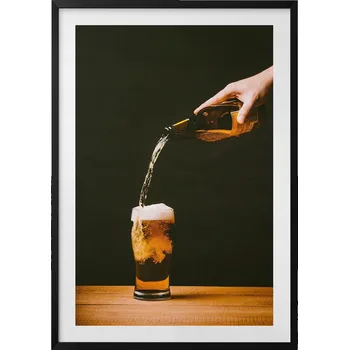 Obraz Obraz v černém rámu dekorace na zeď Nalévání piva do půllitru 70x100 cm