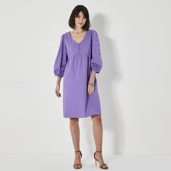 Dámské šaty Jednobarevné krátké rozšířené šaty s výšivkou fialová 40