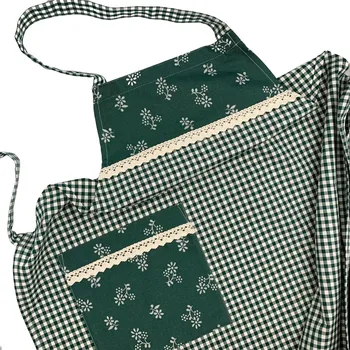 Kuchyňská zástěra Zástěra z tmavě zeleného kanafasu Zástěra: Kostky 5x5mm a kytičky