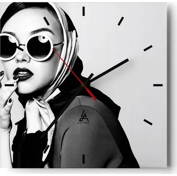 Hodiny Nástěnné hodiny do kuchyně 30x30 Žena Stylové hodiny na skle Loft Tiché