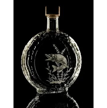 Sklenice lahev na slivovici 0,7l s rytinou štiky - ručně ryté (broušené) dárková krabička, dárek pro rybáře