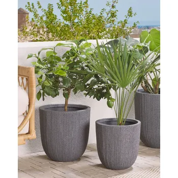 Květináč Květináč šedý polyresin kolem 31 cm v drážkovaném vzhledu Dekorace pro venkovní venkovní zahradu Beliani