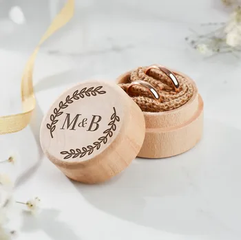 Svatební dekorace Dřevia Kulatá krabička na Svatební prstýnky - Iniciály