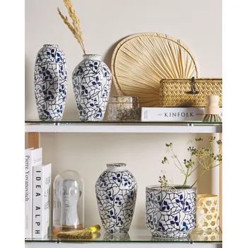 Váza Váza na květiny Bílá a modrá kamenina 20 cm květinovým vzorem Moderní designový vnitřní doplněk Beliani