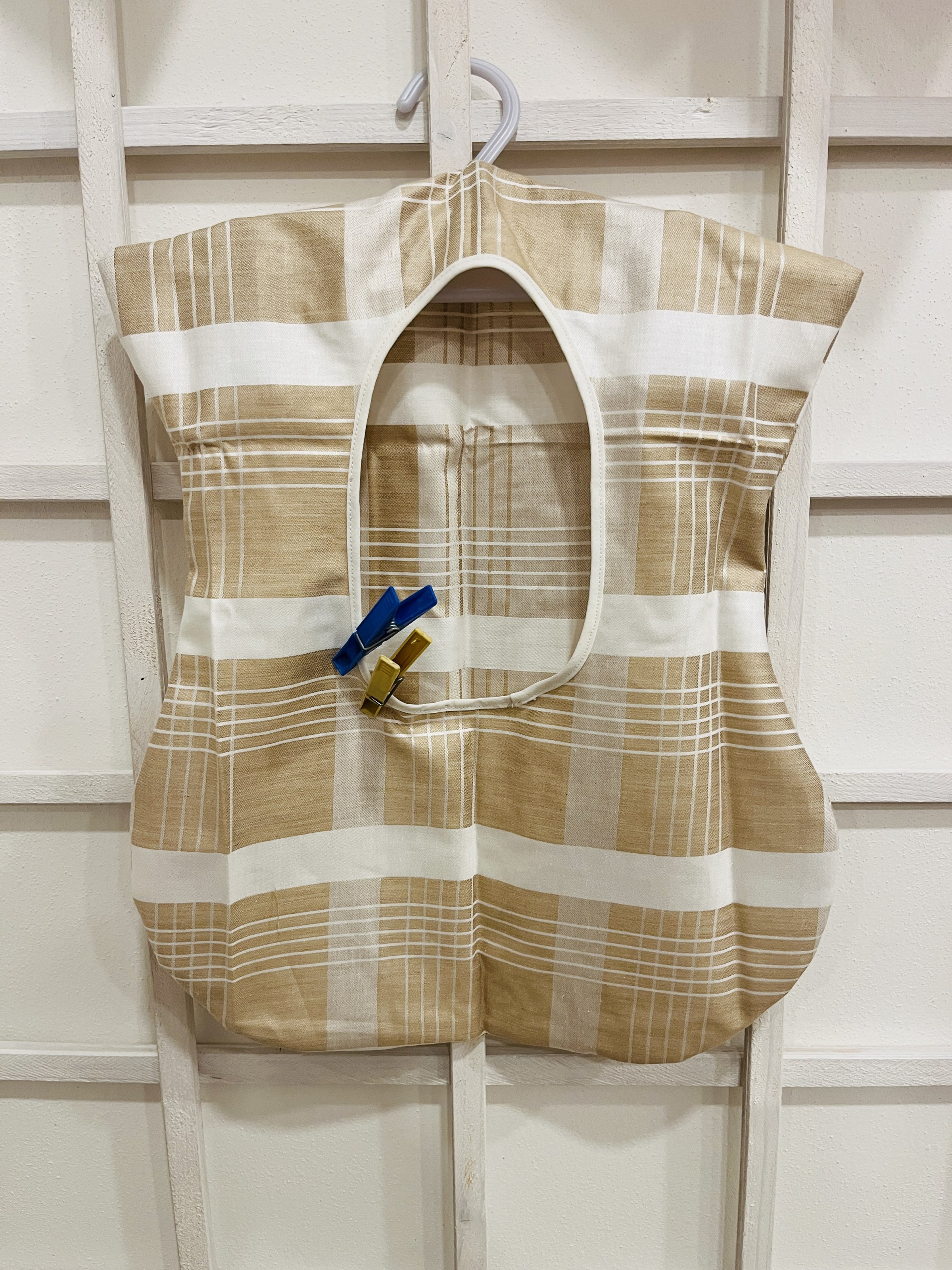 Kapsa na kolíčky textilní s háčkem na zavěšení