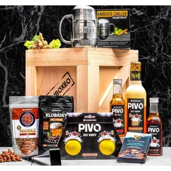 Dárkový potravinový koš Bedna s pivními lázněmi - personalizovaný půllitr | Manboxeo.cz