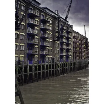 Obraz Plakát Chodník u budovy v řece bez rámu 29,7 x 42 cm