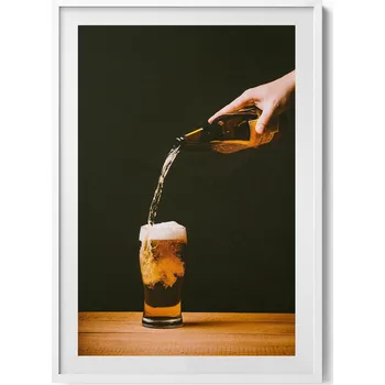 Obraz Elegantní obraz do obýváku v bílém rámu - Nalévání piva do korbelu 70x100 cm