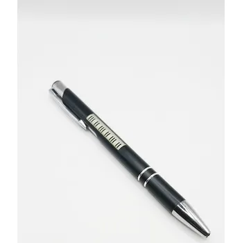 Černé kovové kuličkové pero klaviatura