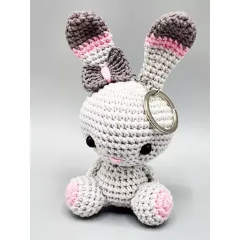 Ručně háčkovaný zajíc sedící malý šedý s růžovou jako klíčenka